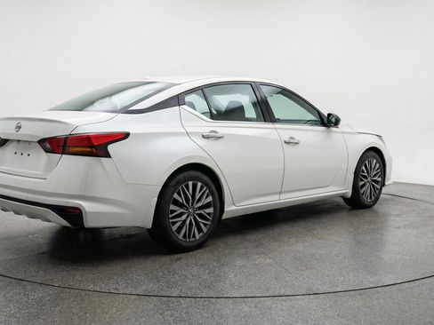 Used 2025 Nissan Altima 2.5 SV FWD image 9