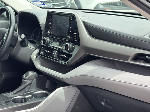 Used 2020 Toyota Highlander XLE image 28