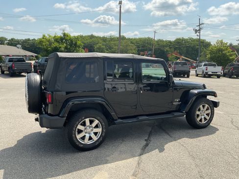 Used 2017 Jeep Wrangler Unlimited Sahara w/ Connectivity Group image 4