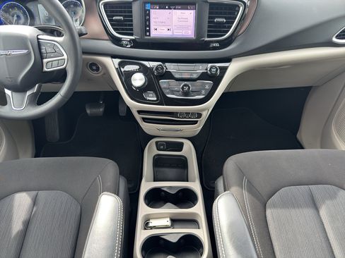 Used 2023 Chrysler Voyager LX FWD image 12