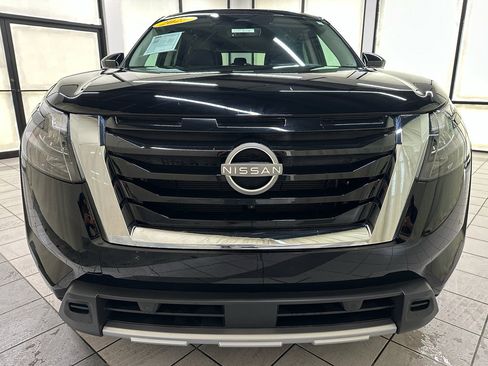 Used 2025 Nissan Pathfinder SL AWD/4WD image 12