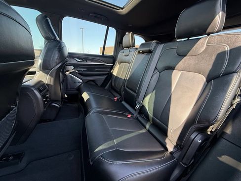 Used 2023 Jeep Grand Cherokee Overland AWD/4WD image 26