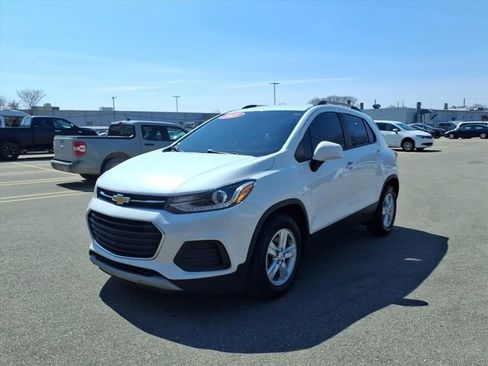 Used 2021 Chevrolet Trax LT w/ LT Convenience Package image 3