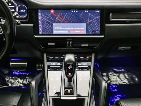 Certified 2020 Porsche Cayenne Turbo AWD/4WD image 17
