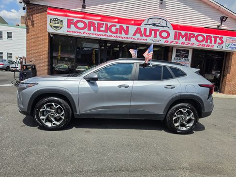 Used 2025 Chevrolet Trax LT FWD image 11