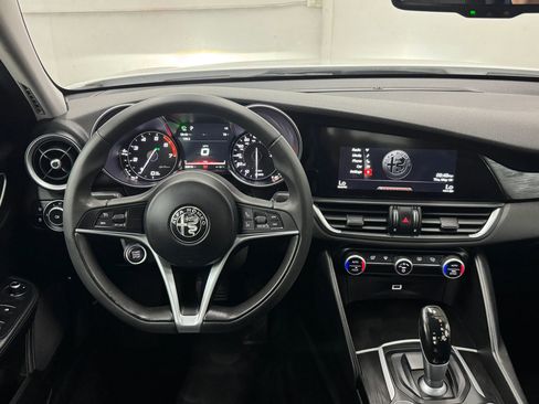 Used 2017 Alfa Romeo Giulia image 36