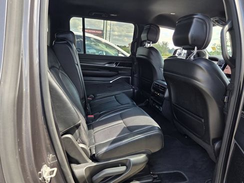 Used 2024 Jeep Wagoneer L Series II w/ Flexible Seating Group AWD/4WD image 16
