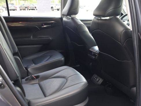 Certified 2024 Toyota Highlander Limited AWD/4WD image 21