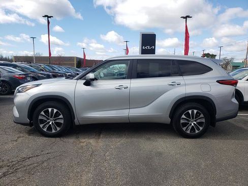 Used 2023 Toyota Highlander XLE AWD/4WD image 7