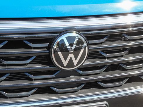 Used 2025 Volkswagen Atlas Cross Sport SE FWD image 5