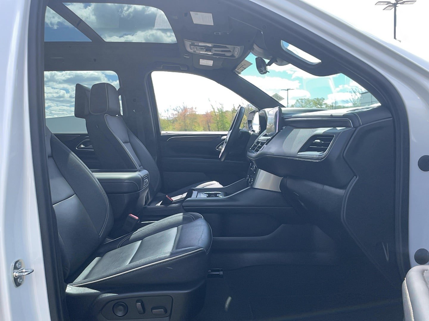 Used 2023 Chevrolet Suburban Premier w/ Advanced Technology Package AWD/4WD image 20
