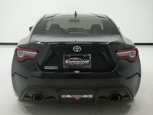 Used 2017 Toyota 86 RWD image 5