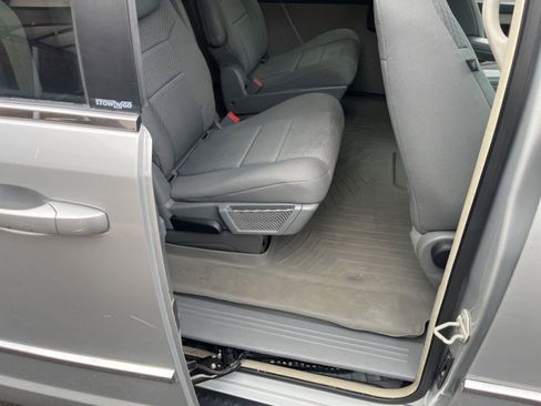 Used 2009 Chrysler Town & Country Touring w/ Entertainment Group #2 FWD image 24