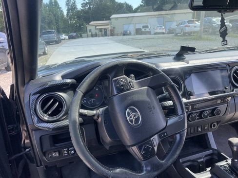 Used 2017 Toyota Tacoma TRD Off-Road w/ Premium & Technology Package AWD/4WD image 16