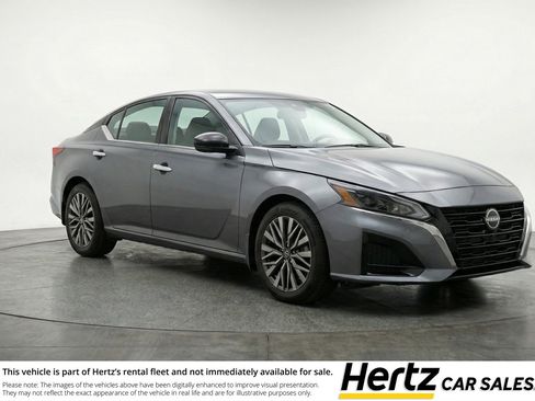 Used 2025 Nissan Altima 2.5 SV image 1