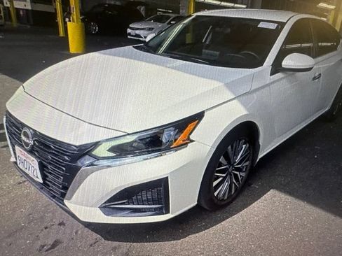 Used 2023 Nissan Altima 2.5 SV FWD image 4