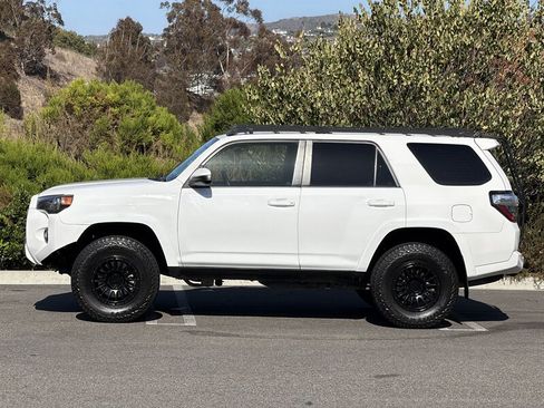 Used 2018 Toyota 4Runner SR5 RWD image 3