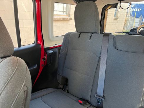 Used 2025 Jeep Wrangler Sport S image 38