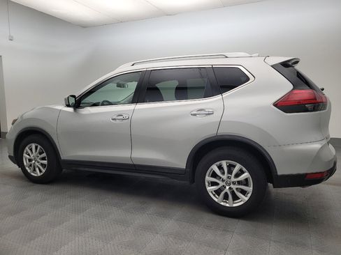 Used 2017 Nissan Rogue SV image 3