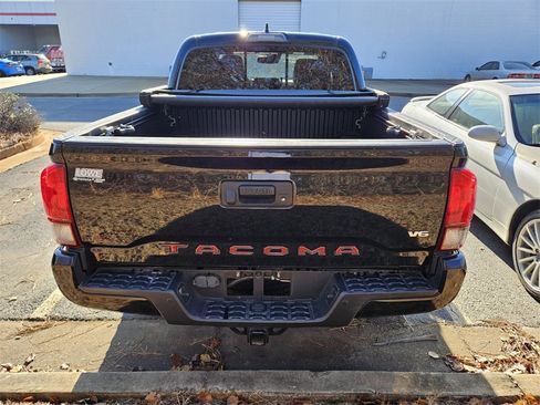 Used 2019 Toyota Tacoma TRD Off-Road image 10