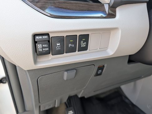 Used 2017 Toyota Sienna XLE AWD/4WD image 27