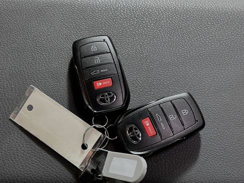 Used 2025 Toyota Camry SE image 36