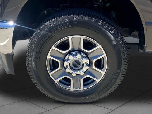 Used 2024 Ford F250 Lariat w/ FX4 Off-Road Package image 10
