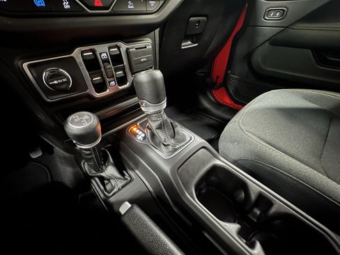 Used 2025 Jeep Wrangler Unlimited Sahara AWD/4WD image 34