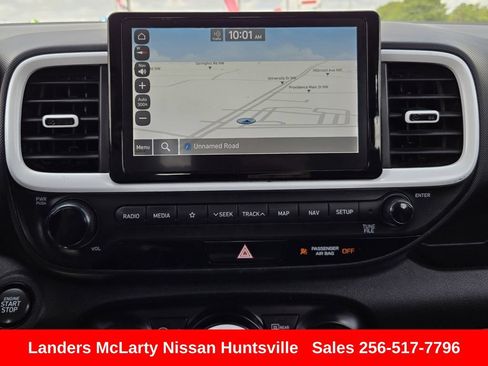 Used 2022 Hyundai Venue Limited FWD image 17