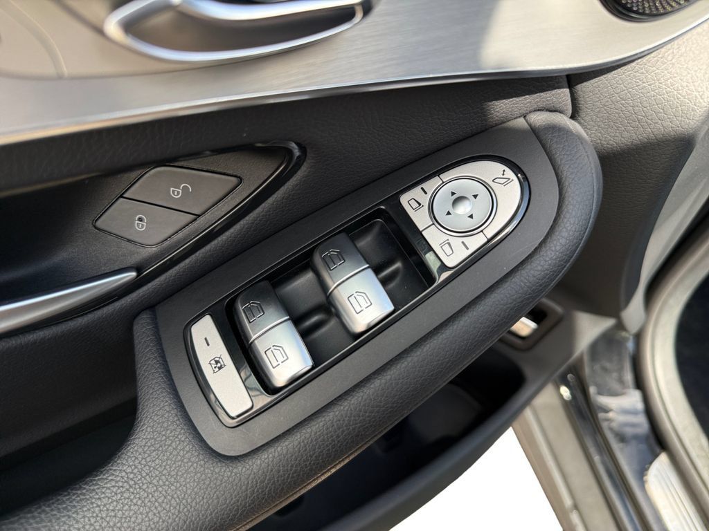 Used 2019 Mercedes-Benz GLC 300 4MATIC image 25