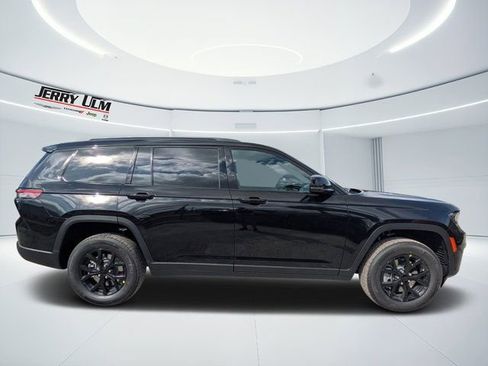 New 2025 Jeep Grand Cherokee L Laredo RWD image 2