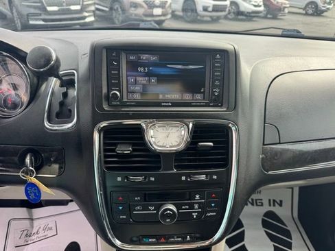 Used 2016 Chrysler Town & Country Touring image 19