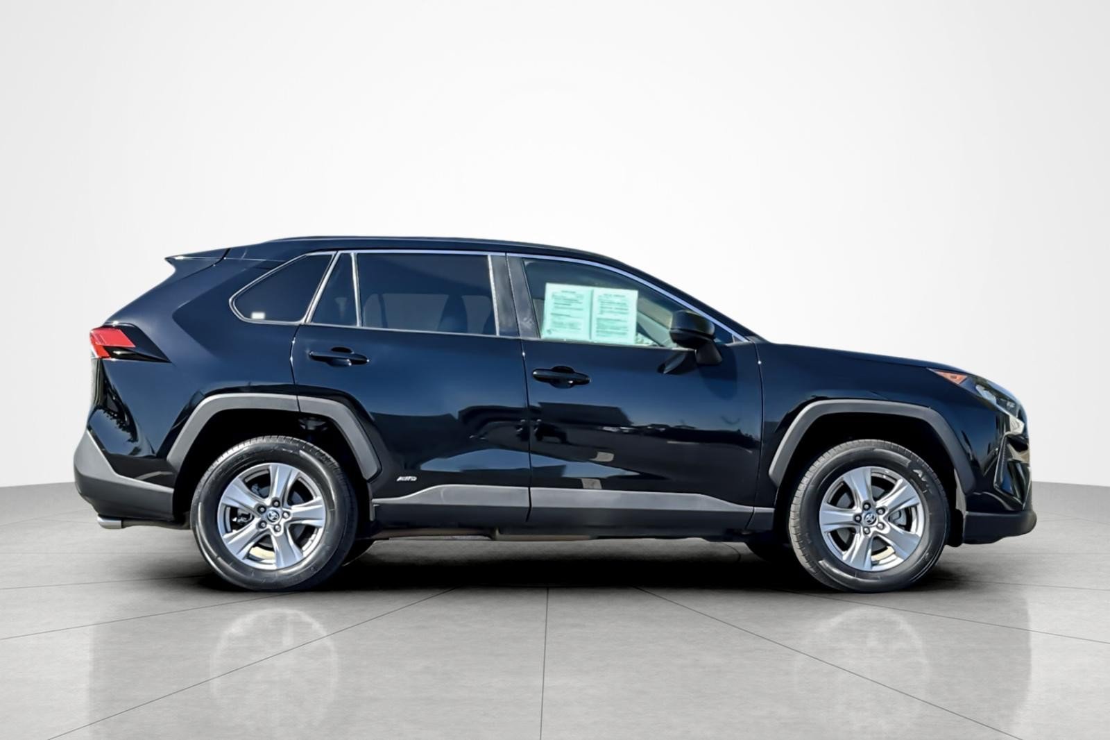 Certified 2022 Toyota RAV4 LE AWD/4WD image 6