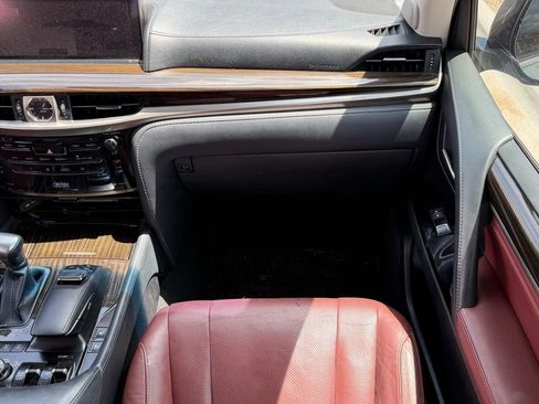 Used 2019 Lexus LX 570 4WD w/ Luxury Package image 10