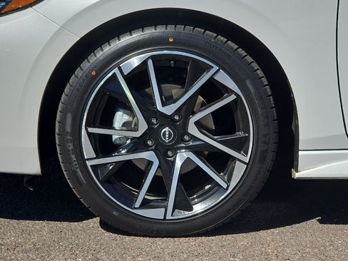 Used 2025 Nissan Sentra SR w/ SR Premium Package FWD image 25