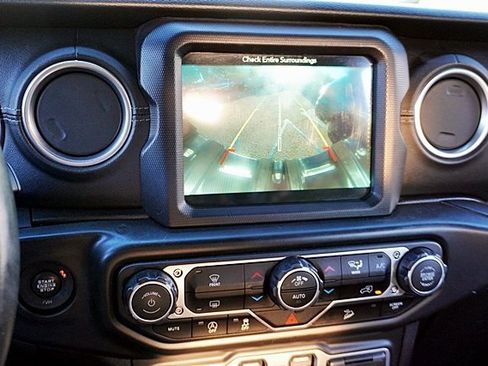 Used 2018 Jeep Wrangler Unlimited Sahara image 29