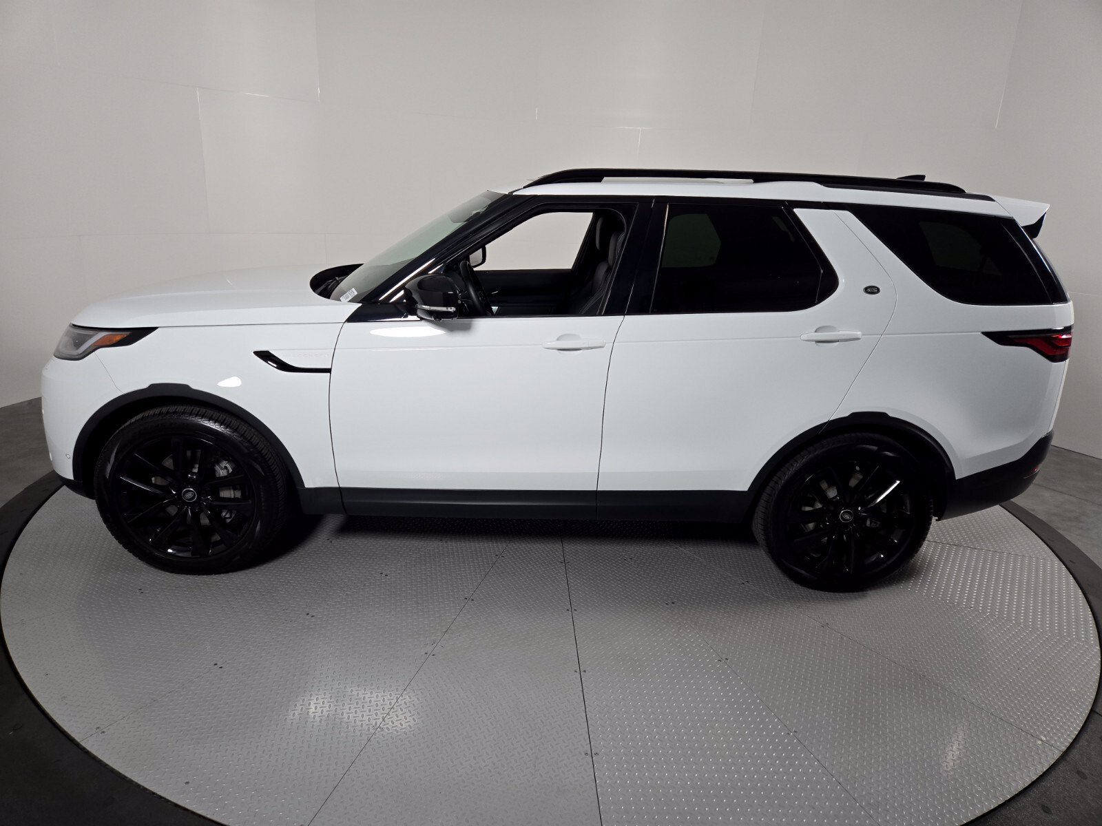 Used 2026 Land Rover Discovery S AWD/4WD image 33