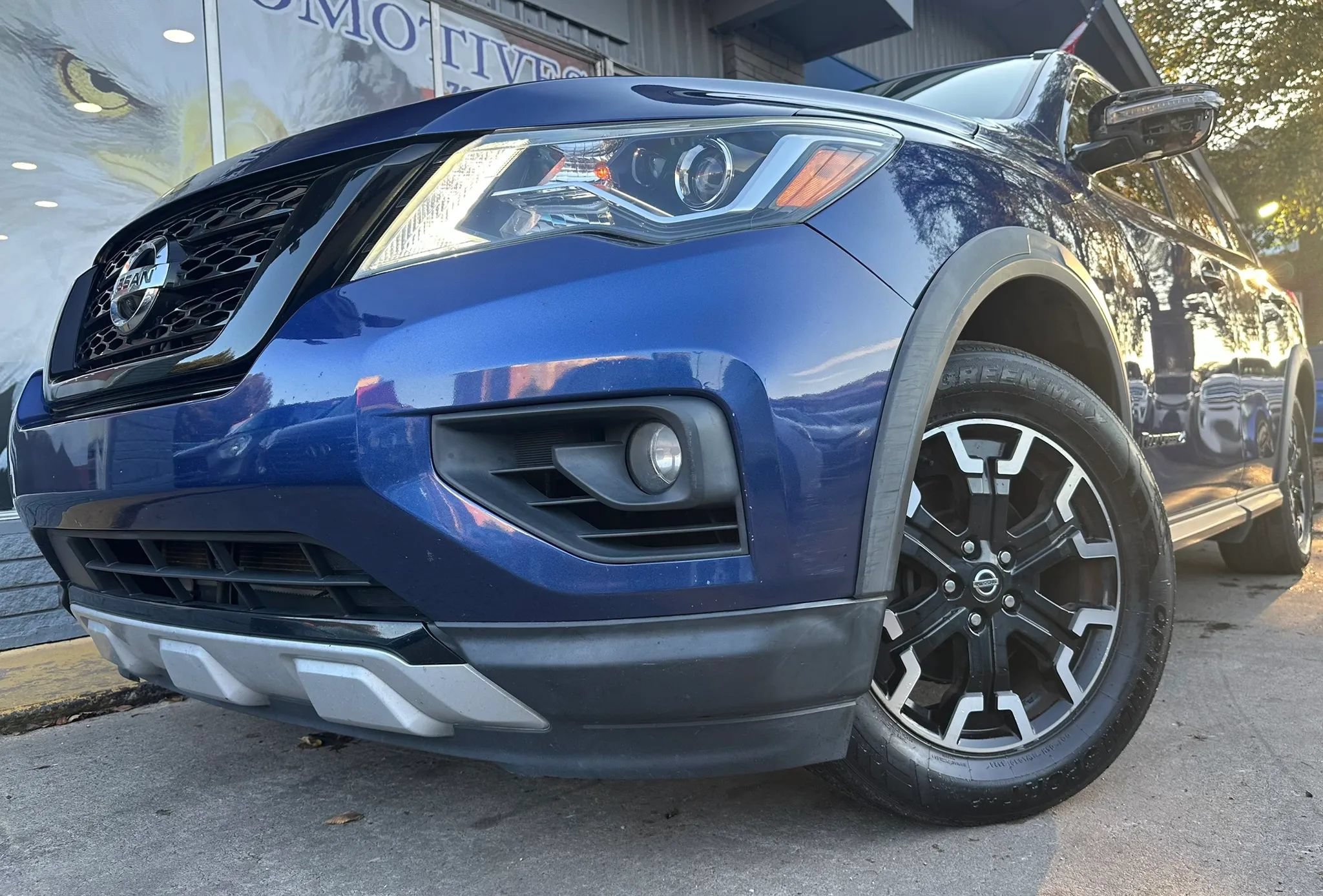 Used 2019 Nissan Pathfinder SL FWD image 1