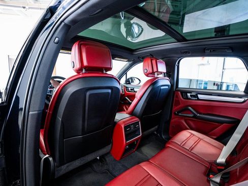 Used 2022 Porsche Cayenne Platinum Edition image 54