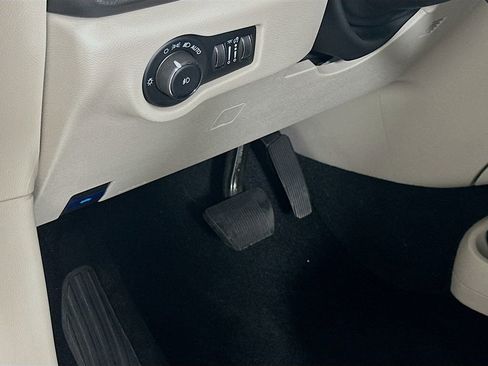 Used 2024 Chrysler Pacifica Touring-L image 10