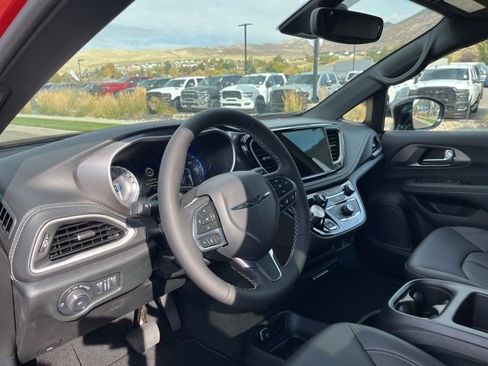 New 2026 Chrysler Pacifica Select image 12