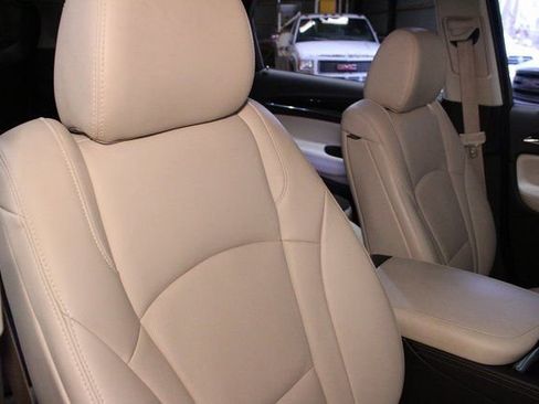 Used 2022 Buick Enclave Essence image 11