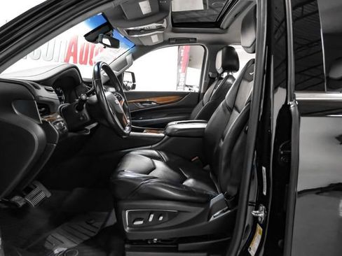 Used 2018 Cadillac Escalade Luxury RWD image 4