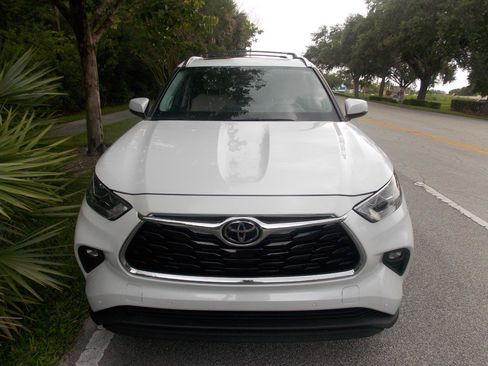 Used 2023 Toyota Highlander Limited FWD image 5