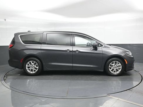 Used 2023 Chrysler Pacifica Touring-L FWD image 3