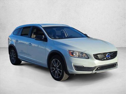Used 2018 Volvo V60 T5 Cross Country w/ Convenience Package image 3