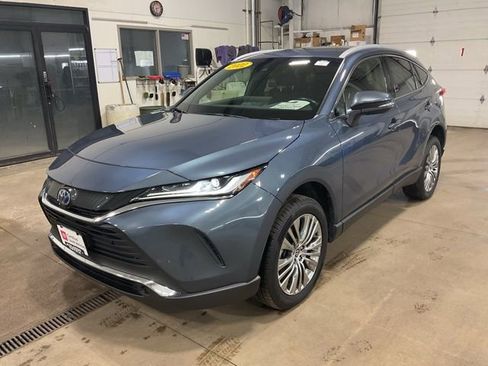 Used 2022 Toyota Venza XLE image 3