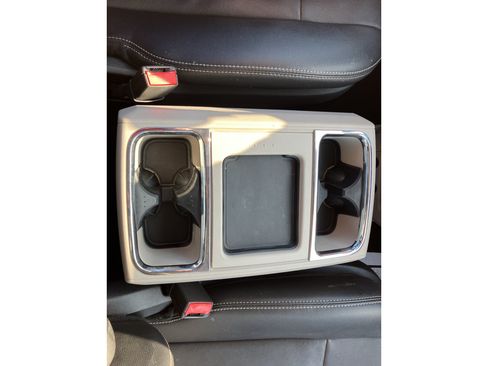 Used 2016 Chrysler Town & Country Touring FWD image 22
