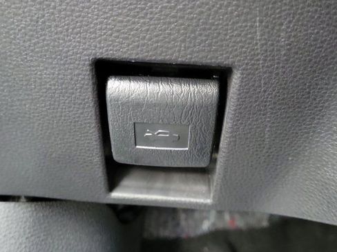 Used 2025 Toyota Corolla Cross L image 28