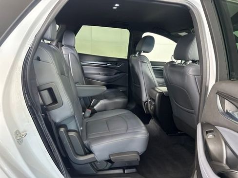 Used 2023 Buick Enclave Essence image 28